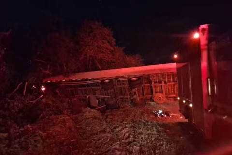 Motorista morre após caminhão tombar em acidente na SP-225 no interior de SP
