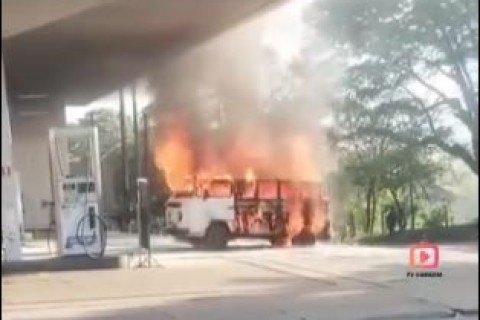 Incêndio destrói Kombi na calçada de posto de combustíveis em São João da Boa Vista