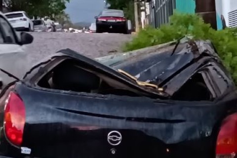 Ventos fortes atingem São José do Rio Pardo e árvore de grande porte destrói carro no centro