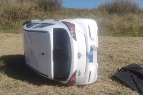 Jovem capota em rotatória de São José do Rio Pardo