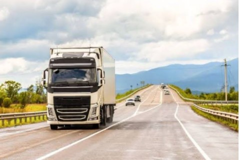 Detran-SP inicia licenciamento de caminhões; serviço pode ser feito pela internet