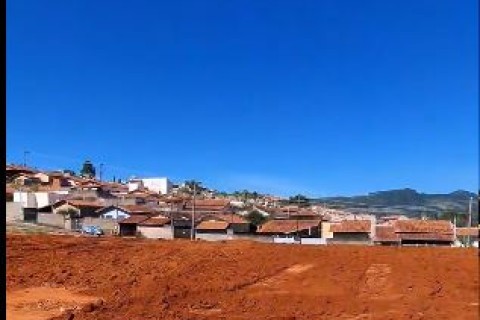 Em Tapiratiba – SP terreno é preparado para para construção de casas populares.